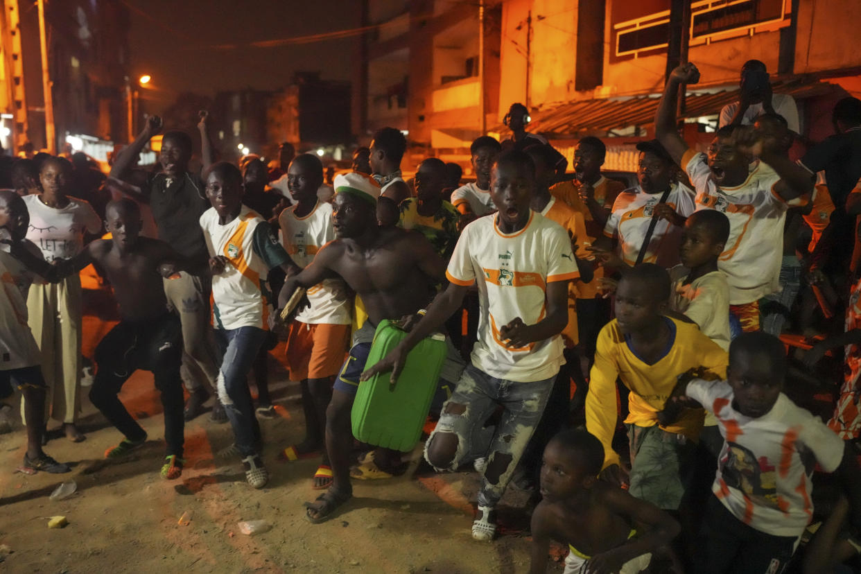 Aficionados observan cómo la selección de Costa de Marfil gana el partido contra Senegal durante la Copa Africana de Naciones, el acontecimiento deportivo más importante del continente, en Abiyán, Costa de Marfil, el 29 de enero de 2024. (Joao Silva/The New York Times)
