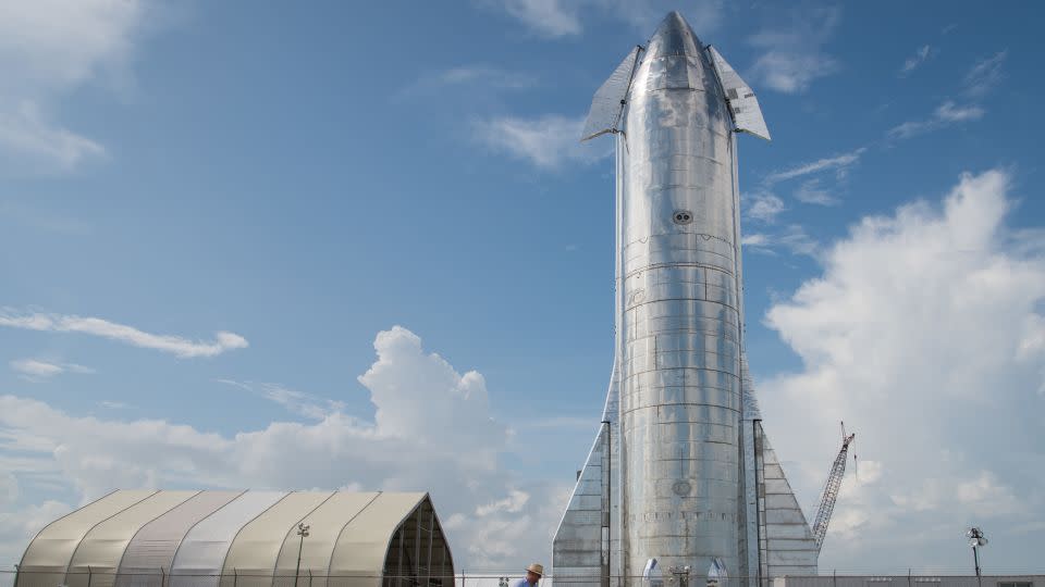  A prototype of SpaceX's Starship spacecraft is seen at the company's Texas launch facility on September 28, 2019 in Boca Chica near Brownsville, Texas - Loren Elliott/Getty Images