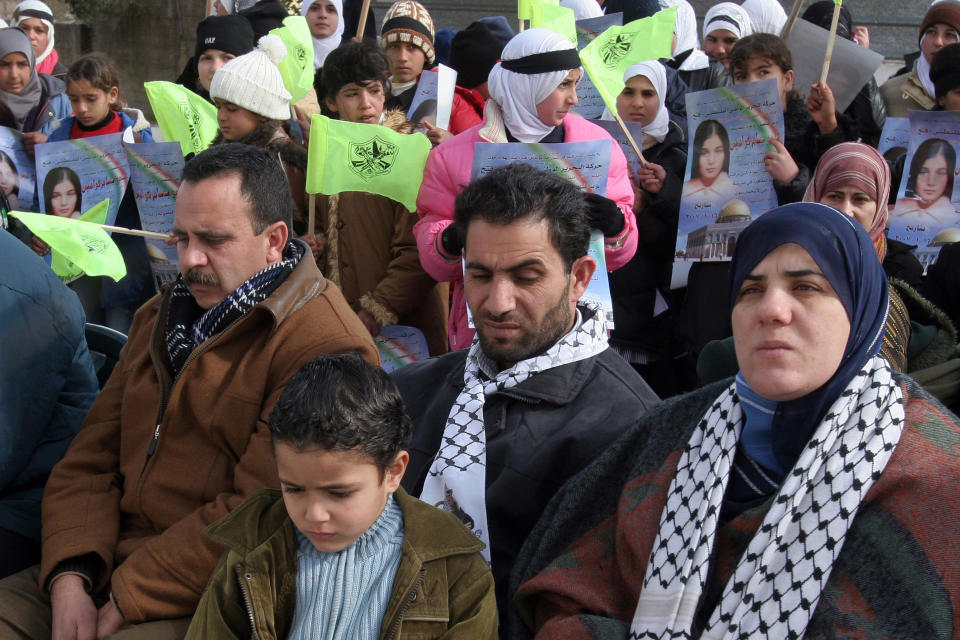 Bassam Aramin y su esposa en un funeral el 21 de enero de 2007, para su hija de 10 años, que fue asesinada en Cisjordania por un soldado israelí. (Rina Castelnuovo/The New York Times)