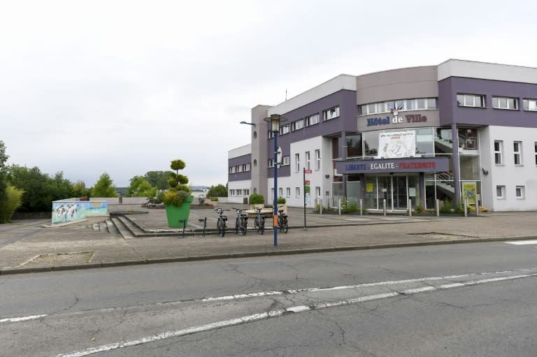 La mairie de Mont-Saint-Martin (Meurthe-et-Moselle) tout juste rénovée, un an après son saccage durant des émeutes nationales qui avaient suivi la mort jeune Nahel, le 20 juin 2024 (Jean-Christophe VERHAEGEN)