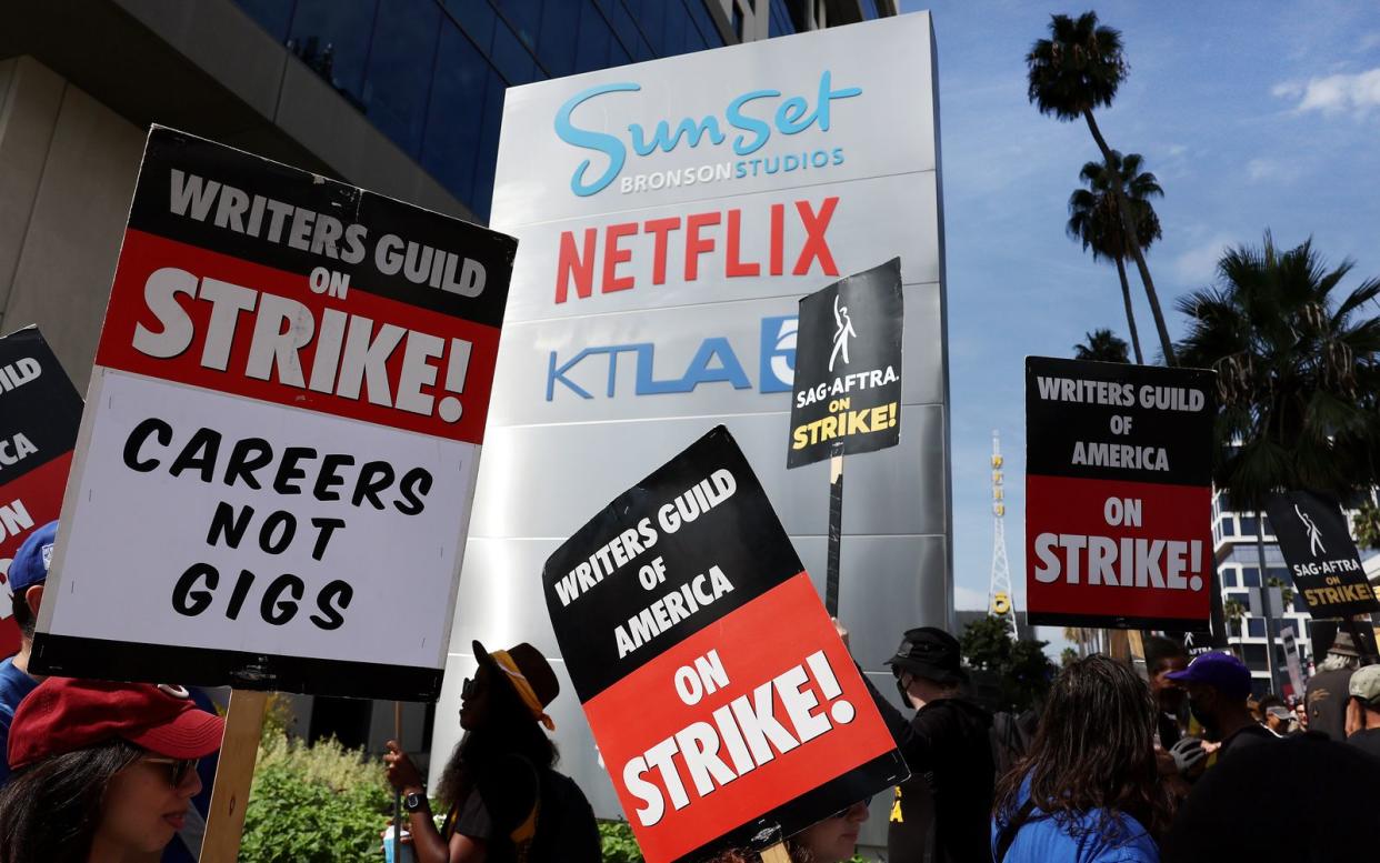 Der Streik der "Writers Guild of America" (WGA) findet womöglich bald ein Ende. (Bild: 2023 Getty Images/Mario Tama)