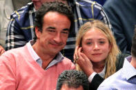 <b>Mary-Kate Olsen & Olivier Sarkozy</b><br><br>Merkozy war im wahrsten Sinne des Wortes gestern. Der rein politische Flirt von Bundeskanzlerin Angela MERkel (58) und Nicolas SarKOZY (57) gehört der Vergangenheit an. Jetzt übernimmt der Halbbruder von Frankreichs Ex-Präsident: Mit MARy-Kate Olsen (26) hat sich Olivier SarKOZY (42) zu Markozy verbunden. Dieses Mal jedoch aus echter, leidenschaftlicher Zuneigung. Auch, wenn die Liebe der beiden Turteltauben zuweilen wie… (Bild:Splash)