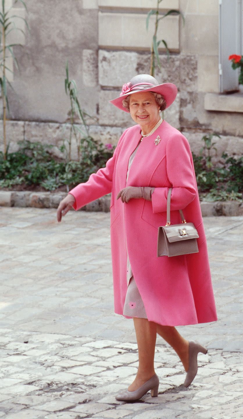 40) If the Queen moves her purse to her right arm, her staff must cut off her conversation.