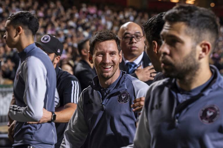 Lionel Messi lsonríe en Hong Kong, ante una multitud que fue a verlo