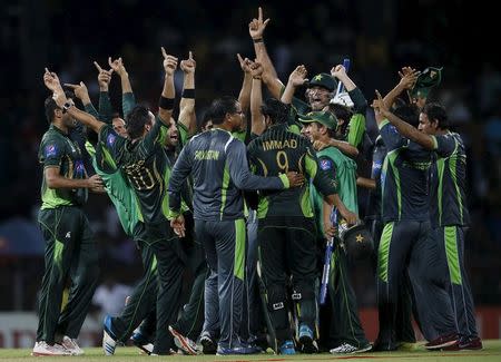 Pakistan's cricket team members celebrate after they won their second Twenty 20 cricket match against Sri Lanka in Colombo August 1, 2015. Pakistan won the Twenty 20 series against Sri Lanka. REUTERS/Dinuka Liyanawatte