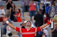 El tenista serbio Novak Djokovic celebra su triunfo en la final del Abierto de Francia contra el griego Stefanos Tsitsipas en Roland Garros, París, Francia.