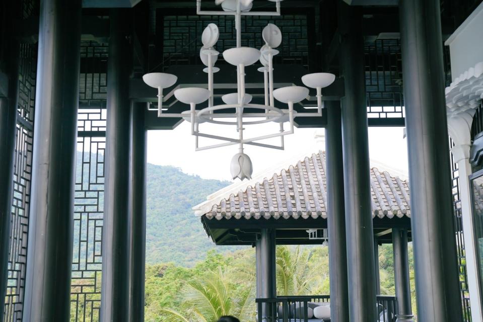 簡潔時尚的黑白兩色是建築主色調，靈感來自越南寺廟。