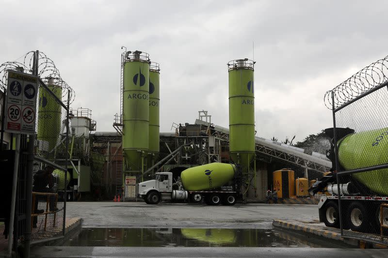 Foto de archivo. Silos de cemento de la cementera colombiana Argos en una planta en Medellín