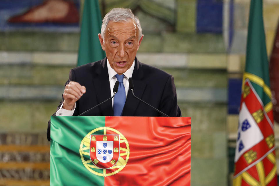 El presidente portugués Marcelo Rebelo de Sousa pronuncia un discurso el lunes 25 de enero de 2021 tras los comicios presidenciales, en Lisboa. (AP Foto/Armando Franca)