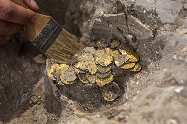 <p>Le trésor mis au jour mi-août au centre de l'Israël se compose de 425 pièces d'or datant du IXe siècle.</p>