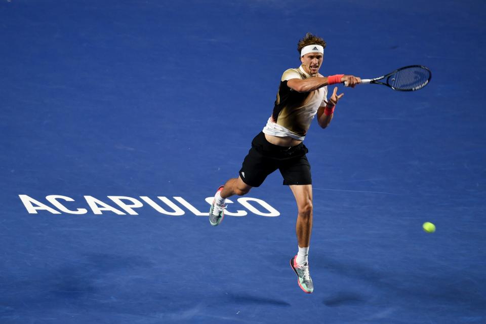 Alexander Zverev de Alemania realiza una devolución durante el partido de primera ronda de individuales masculinos contra Jenson Brooksby de los Estados Unidos en el torneo de tenis ATP Mexican Open 2022 en Acapulco, México, el 22 de febrero de 2022. (Foto de Xin Yuewei/Xinhua a través de Getty Images)