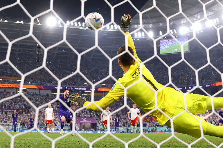 Lionel Messi sacó un zurdazo que el arquero Wojciech Szczesny atajó: sigue 0 a 0 en Qatar (Photo by Richard Heathcote/Getty Images)