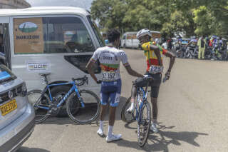 Le cycliste érythréen Awet Aman (à gauche) et le cycliste éthiopien Jafar Taha (à droite) discutent, à Kigali, le 25 février 2024, avant la dernière étape de la 16ᵉ édition du Tour du Rwanda. La compétition reçoit des demandes de participation de 40 équipes, affirme son directeur général, Freddy Kamuzinzi, dans “Le Soir”. . PHOTO GUILLEM SARTORIO/AFP