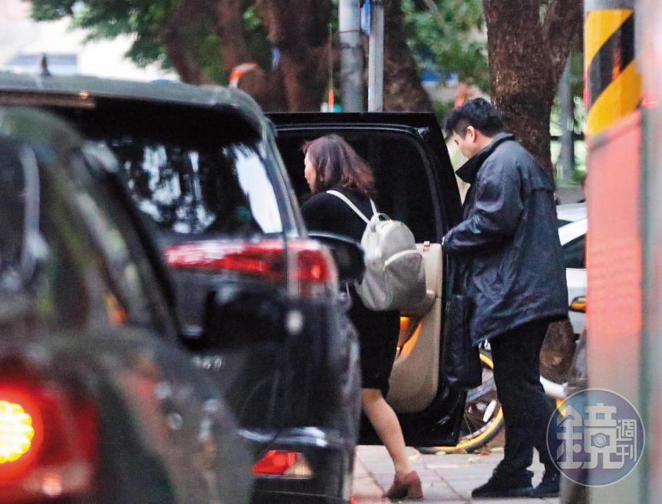 3/16　17：16　Elva的座駕載了一男一女，似乎在幫她抓藥。據查，女的叫做陳俊如，是一名中醫師。