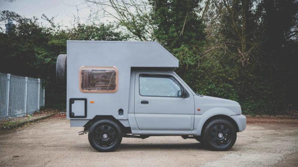 位於英國的這輛3代Jimny露營車，乍看之下會以為是承載式露營車，將後座改掉後載上一個車廂，但實際上可沒那麼簡單！(圖片來源/ Bonhams)