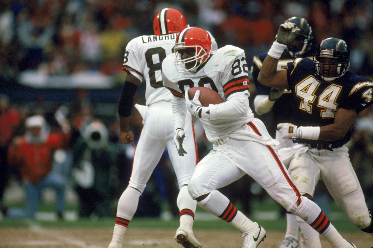 Browns tight end Ozzie Newsome carries the ball upfield against the San Diego Chargers, Sept. 14,1990.