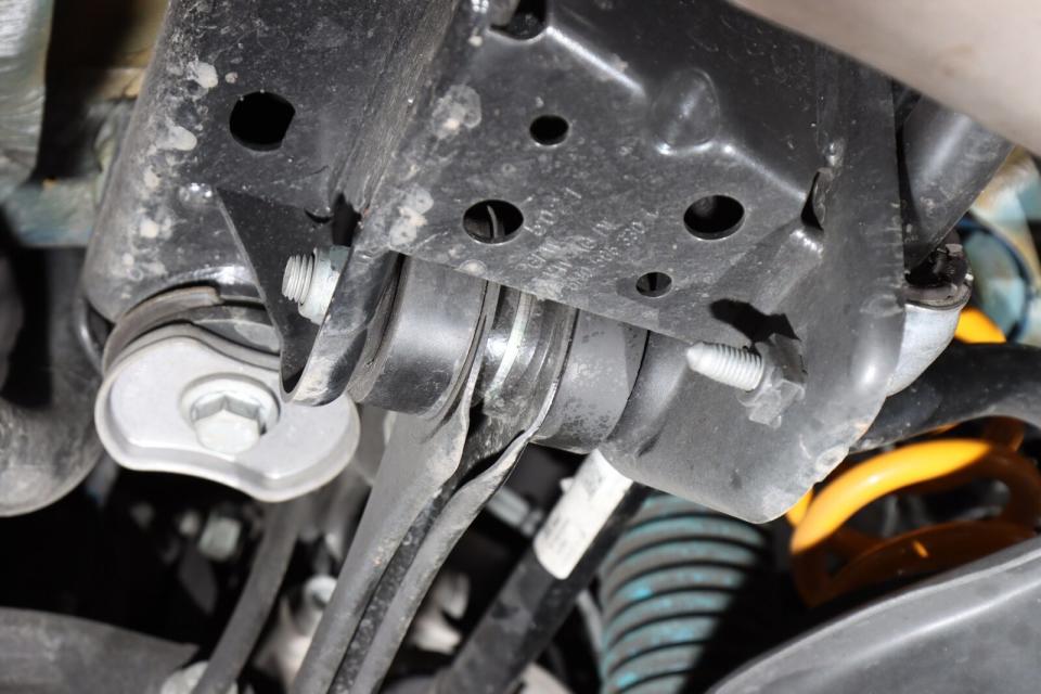 在底盤的許多連桿的軸承也都換成PowerFlex推出的硬橡皮，目的也是在限縮懸吊的作動範圍，使其有著更敏銳的操控反應。