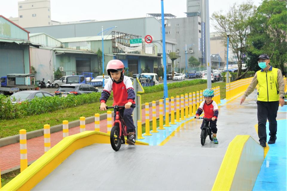 北河公園滑步車場進階區高低坡充滿挑戰性。   圖：八里區公所提供