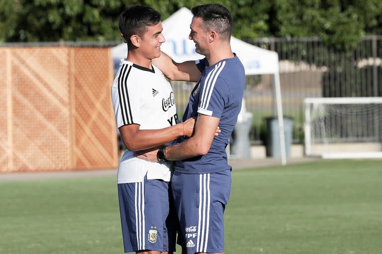 Paulo Dybala y Lionel Scaloni en Los Angeles