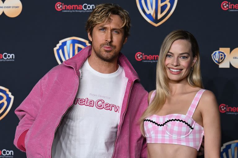 Ryan Gosling y Margot Robbie en modo completo Barbie durante la presentación de la película en la convención CinemaCon 2023, realizada en Las Vegas