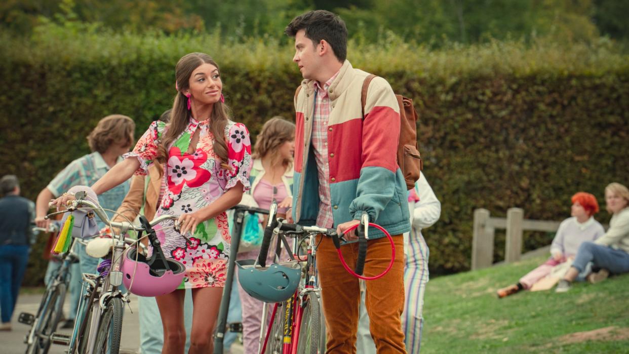  Mimi Keene and Asa Butterfield in Sex Education season 4. 