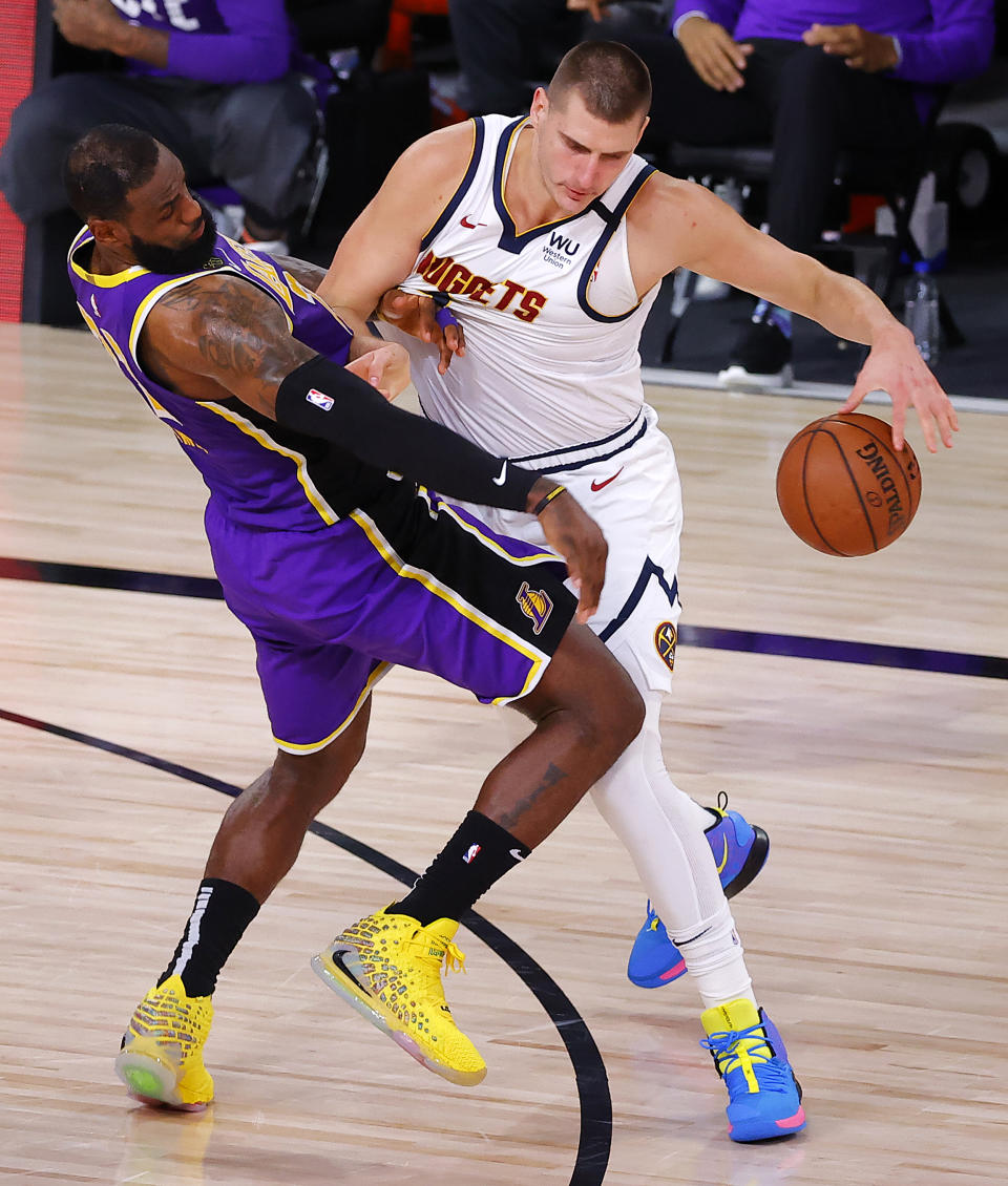 某些時刻或許又會再看見LeBron James上去防守Nikola Jokic。（Photo by Kevin C. Cox/Getty Images）