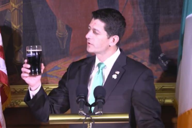 La ‘despreciable pinta’ de cerveza Guinness de Paul Ryan, así calificada por no tener la suficiente espuma arriba que, a juicio de los conocedores, es como debe servirse esa bebida. (International Business Times)