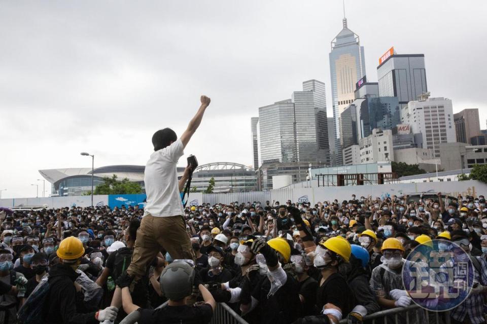 6月12日早上，缺乏組織與舞台，所有參與者都見機行事、自我組織。