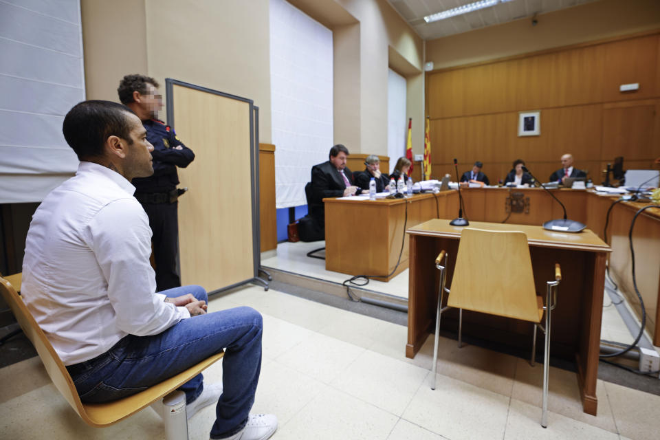 El futbolista brasileño Dani Alves se ve sentado durante su juicio en Barcelona, España, el lunes 5 de febrero de 2024. Alves, ex del Barcelona, es acusado por abusar sexualmente a una mujer en la noche del 30 de diciembre de 2022. El jugador de 40 años ha rechazado las acusaciones. (Alberto Estevez/Pool Foto via AP)