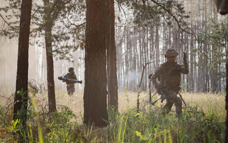 Ukrainian soldiers on the front line - Roman Chop/AP