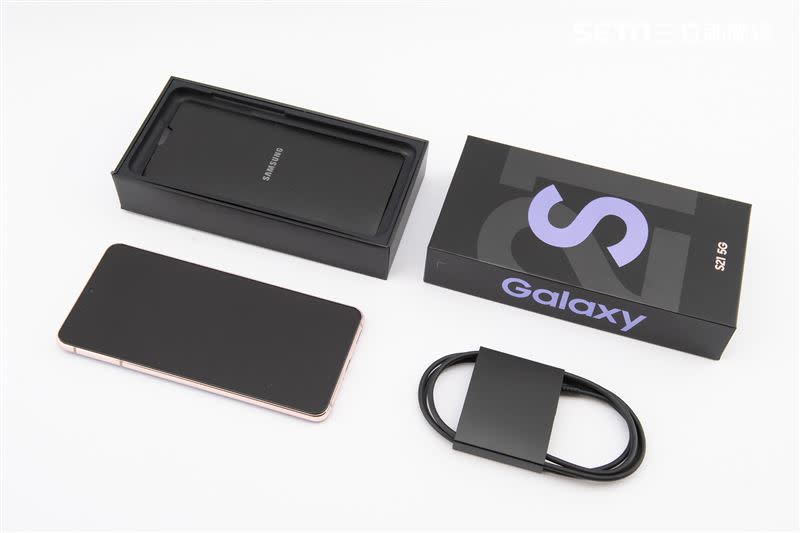 Galaxy S21 系列手機快速開箱。 （圖／三星提供）