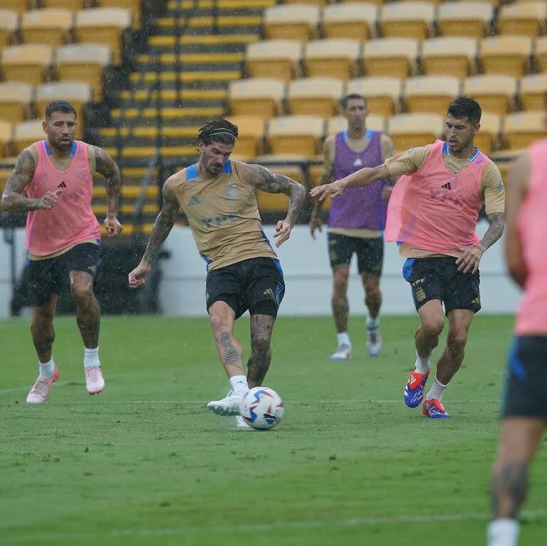 De Paul y Otamendi en el entrenamiento de la selección argentina en Atlanta