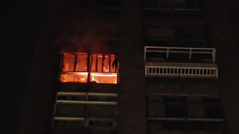 基隆市深澳坑路「大香港」社區今晚發生火警。（翻攝畫面）