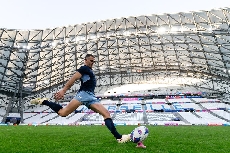 Emiliano Boffelli ensaya una patada a los palos en el Vélodrome, el estadio marsellés donde los Pumas se estrenarán este sábado en el Mundial de Francia, frente a Inglaterra.
