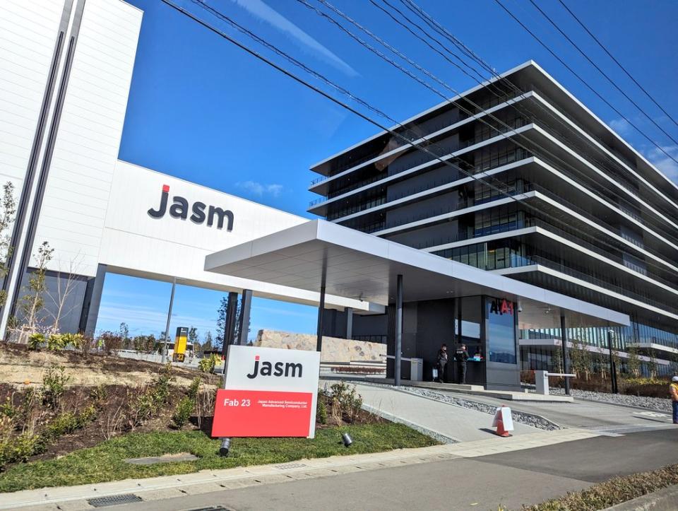 台積電熊本廠（JASM）已於昨日舉行開幕儀式，有外媒比較台積電在日本與美國兩國遭遇的情況，指出有三大原因造成日本廠能超車美國廠。   圖：翻攝「X」@biccamerama