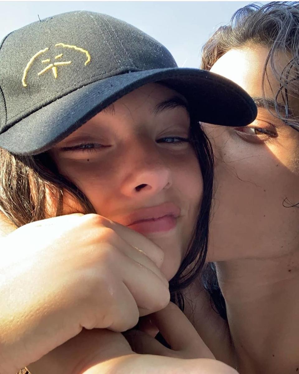 "C’est l’amour à la plage" semble chantonner Deva Cassel qui a posté une photo d’elle et de son boyfriend. Sans révéler l’identité de l’élu de son cœur, la fille de Monica Bellucci et de Vincent Cassel a ainsi annoncé qu’elle était amoureuse comme le prouve sa légende sans ambiguïté : <em>"I love you"</em>. © Instagram @d.casseluxxi