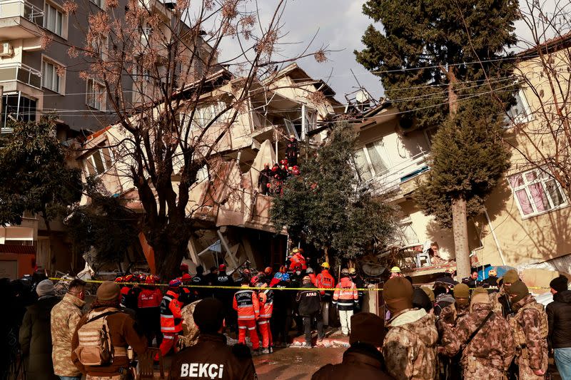 Miembros de los equipos de rescate buscan cadáveres tras el último terremoto en la provincia de Hatay