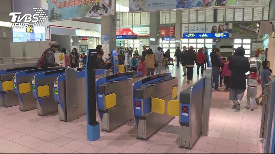 許多民眾會貪小便宜，搭乘火車時藉機逃票。(示意圖／TVBS)