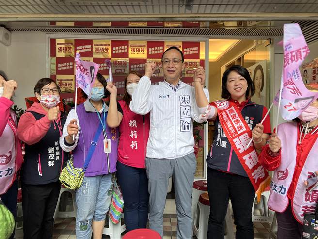 國民黨主席朱立倫1日旋風走訪桃園為年輕議員候選人站台，其中前市議員劉茂群的女兒張碩芳參選桃園區市議員。(蔡依珍攝)