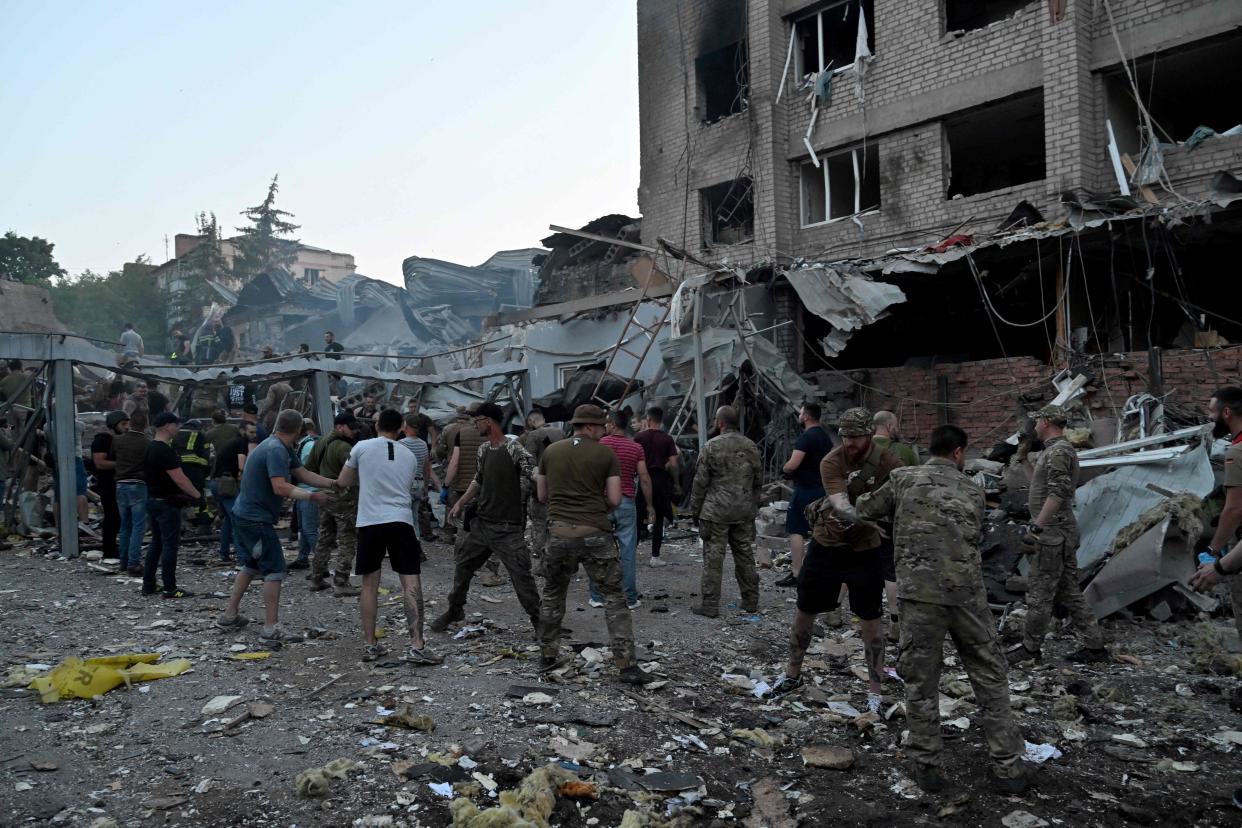 Rescuers and volunteers work to rescue people from under the rubble (Genya Savilov/AFP via Getty Images)