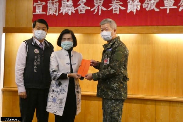 宜蘭縣各界春節敬軍活動，縣長林姿妙率宜蘭縣春節敬軍團在縣府辦理駐地官兵慰問及致贈春節加菜金，向駐軍表達慰問及敬意，並預祝所有國軍官兵們春節快樂。（記者董秀雲攝）