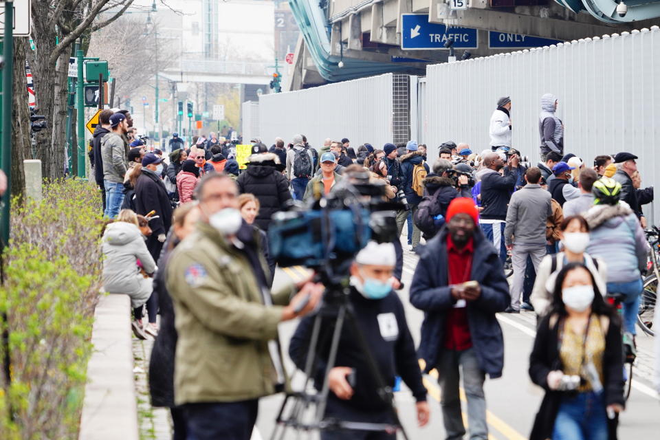 A crowd seen gathering to welcome US Navy hospital ship at New York City on March 30, 2020. (Photo: NurPhoto via Getty Images)