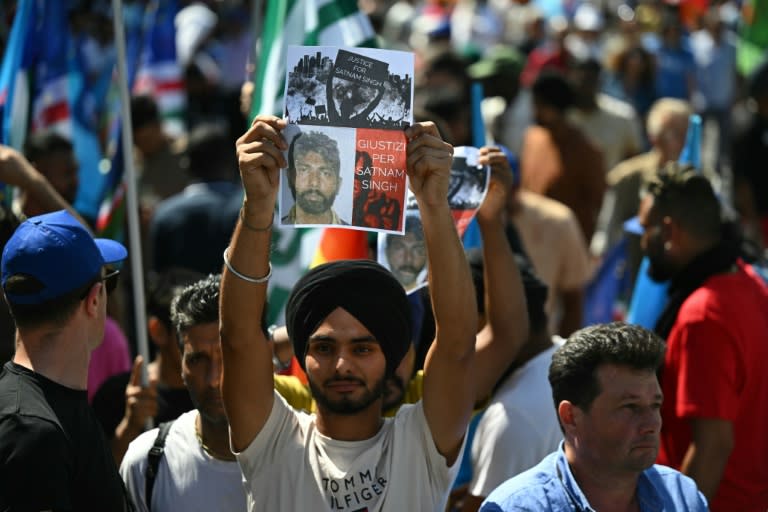 Des membres de la communauté indienne manifestent aux côtés de syndicats de travailleurs agricoles le 25 juin 2024 à Latina, près de Rome, après la mort de Satnam Singh, un ouvrier de 31 ans abandonné devant sa maison par son employeur après avoir perdu son bras dans un accident du travail. (Tiziana FABI)