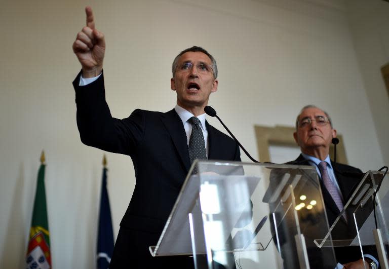 NATO Secretary General Jens Stoltenberg (L) and Portuguese Foreign Minister Rui Machete hold a joint press conference in Lisbon on April 27, 2015