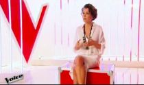 <p>Dans l’épreuve ultime de The Voice 4, la chanteuse est vêtue d’une robe blanche asymétrique signée Haider Ackermann (849 euros), assortie à des sandales noires Yves Saint Laurent (600 euros). Un look glam chic qui met tout le monde d’accord. </p>