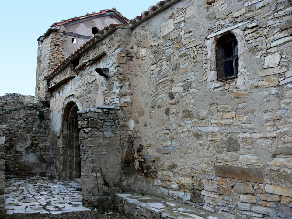 Cada uno de los ocho habitantes de Valdeprado, localidad soriana regida por el Partido Popular, debe 6.220 euros, casi 1.500 más con respecto a 2012. (Foto: <a href="http://commons.wikimedia.org/wiki/File:Castillejo_de_San_Pedro_1.jpg" rel="nofollow noopener" target="_blank" data-ylk="slk:Wikimedia Commons;elm:context_link;itc:0;sec:content-canvas" class="link ">Wikimedia Commons</a> / Pigmentoazul / <a href="http://creativecommons.org/licenses/by-sa/4.0/" rel="nofollow noopener" target="_blank" data-ylk="slk:CC BY-SA 4.0;elm:context_link;itc:0;sec:content-canvas" class="link ">CC BY-SA 4.0</a>).