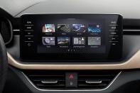 <p>Vom Design zur Technik im Innenraum: Ein 10,25”-Display sorgt für die optimale Übersicht beim Fahren, hier werden alle wichtigen Details zum Auto angezeigt. Zudem ist das Fahrzeug Smartphone-kompatibel, was im Falle vom Scala bedeutet, dass das Auto per Handy auf- und abgeschlossen werden kann. Zudem befindet sich eine eSIM an Bord, was online surfen mit LTE-Geschwindigkeit bedeutet. </p>