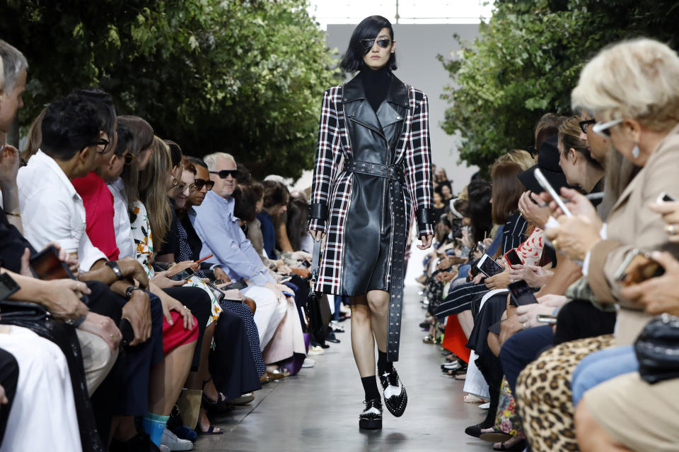 La nueva colección de Michael Kors es presentada en la Semana de la Moda de Nueva York, el miércoles 11 de septiembre del 2019. (AP Foto/Richard Drew)