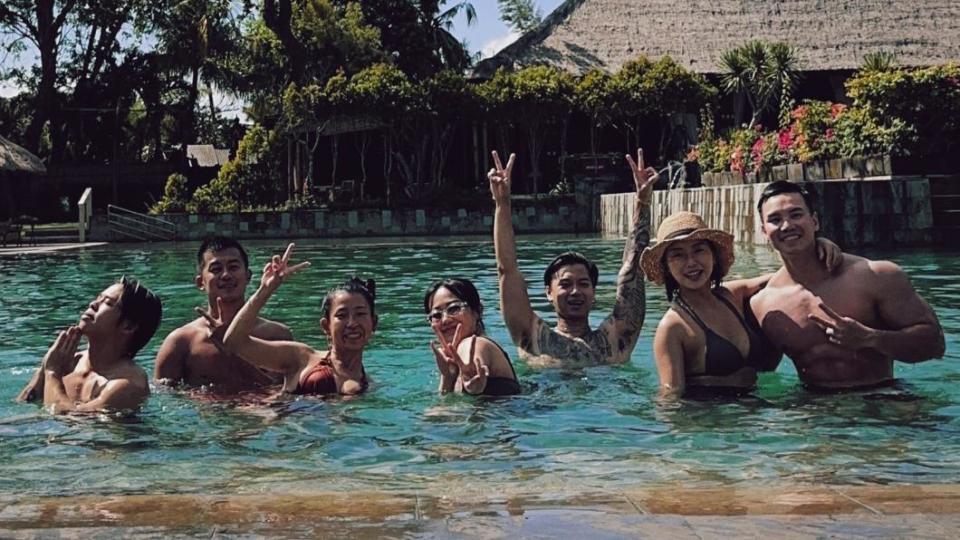 高爾宣（右三）和好友們到峇里島度假。（圖／KKLIVE X 龍大謝音樂提供）