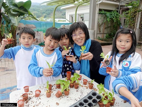 長坑國小一年級的孩子歡喜的定植菜苗，享受動手植栽的樂趣（資料照）。<br /><br />（圖：新北市教育局提供）